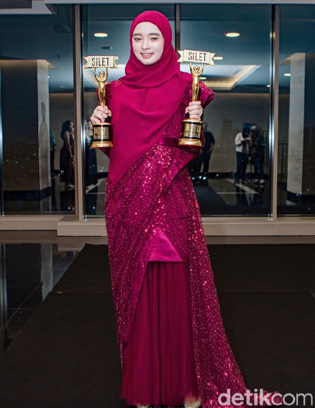 Inara memadukan gaun merah dengan rok plisket dan heels warna gold. Mantan personel girlband Bexxa pada tahun 2013 itu juga menambahkan manset tangan hitam pada pergelangan tangannya. Foto: Dok. Instagram @mommy_starla.