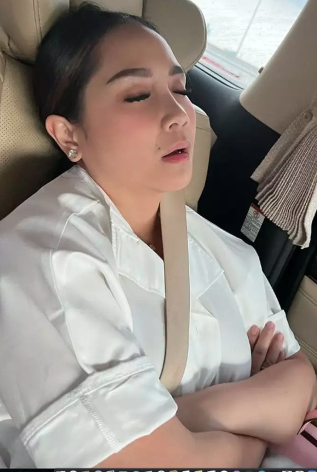 Banyak netizen yang memuji Nagita Slavina cantik walaupun tidur sambil mangap. “Mangap aja cantik kok,” tulis akun Instagram @viv_vivi***. Foto: Instagram @raffinagita1717