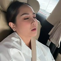 Banyak netizen yang memuji Nagita Slavina cantik walaupun tidur sambil mangap. “Mangap aja cantik kok,” tulis akun Instagram @viv_vivi***. Foto: Instagram @raffinagita1717