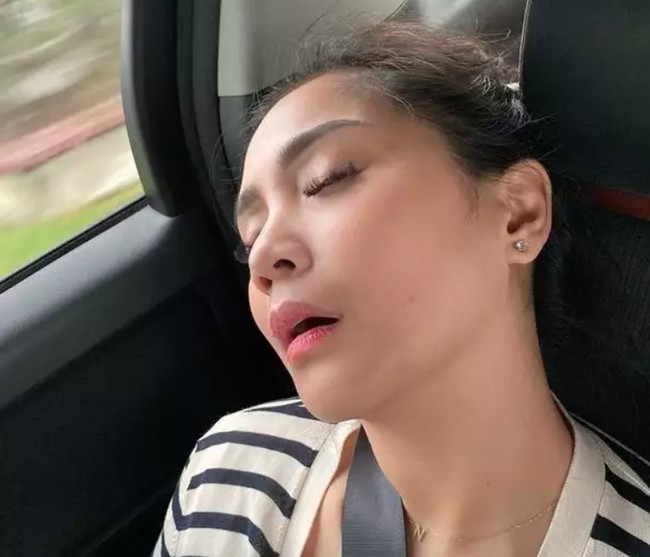Beberapa kali Raffi Ahmad mengambil momen Nagita Slavina yang tertidur pulas di dalam mobil dengan berbagai posisi. Foto: Instagram @raffinagita1717