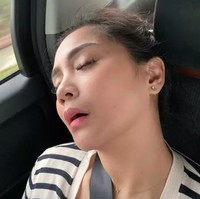 Beberapa kali Raffi Ahmad mengambil momen Nagita Slavina yang tertidur pulas di dalam mobil dengan berbagai posisi. Foto: Instagram @raffinagita1717