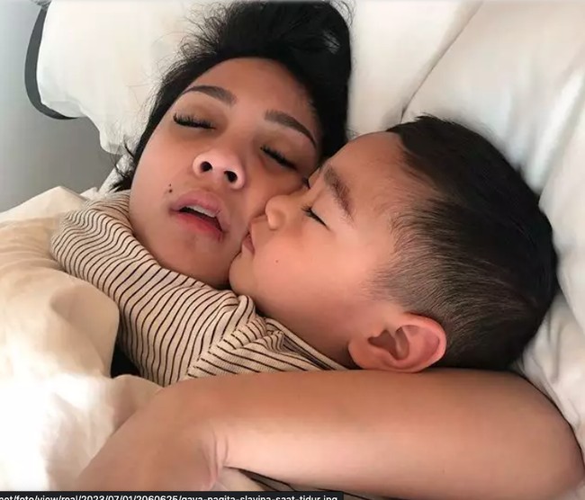 Melly Goeslaw pun turut memuji Nagita Slavina yang sedang tertidur. “Masya Allah mangap juga cantiiiiik banget,” komentar Melly Goeslaw. Foto: Instagram @raffinagita1717