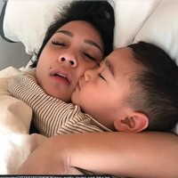 Melly Goeslaw pun turut memuji Nagita Slavina yang sedang tertidur. “Masya Allah mangap juga cantiiiiik banget,” komentar Melly Goeslaw. Foto: Instagram @raffinagita1717