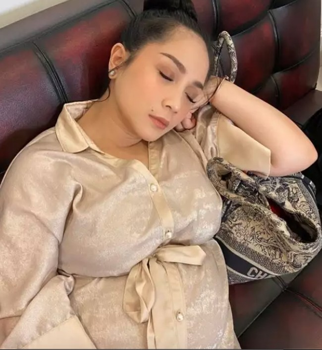Ada pula momen Nagita Slavina yang tertidur di sofa hingga kasur bersama anak-anak. Namun memang wajahnya tetap terlihat cantik. Foto: Instagram @raffinagita1717