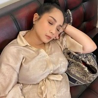Ada pula momen Nagita Slavina yang tertidur di sofa hingga kasur bersama anak-anak. Namun memang wajahnya tetap terlihat cantik. Foto: Instagram @raffinagita1717