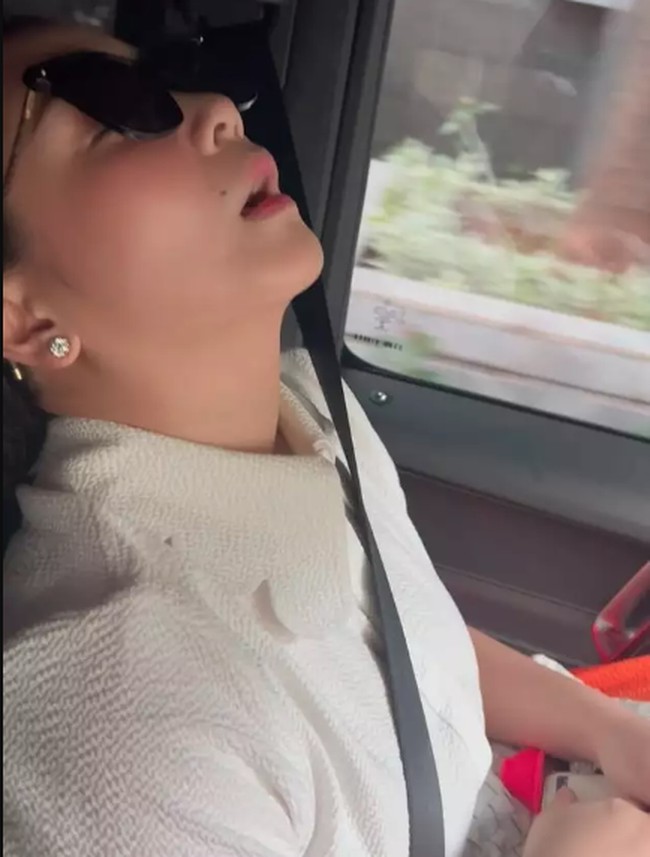 Ini adalah foto terbaru Nagita Slavina yang terekam kamera saat sedang tidur pulas di dalam mobil. Meski mangap namun dipuji tetap cantik dengan memakai kacamata dan lipstik pink. Foto: Instagram @raffinagita1717
