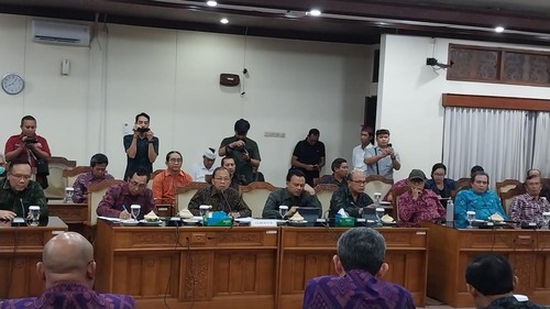 Gubernur Bali Wayan Koster mengikut rapat kerja dengan DPRD Bali di ruang rapat gedung DPRD, Denpasar, Bali, Minggu malam (2/7/2023).