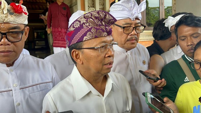 Gubernur Bali Wayan Koster seusai menghadiri Rapat Paripurna DPRD Provinsi Bali di Kantor DPRD Provinsi Bali, Denpasar, Senin (3/7/2023). (I Nyoman Adhistaya Sawitra)