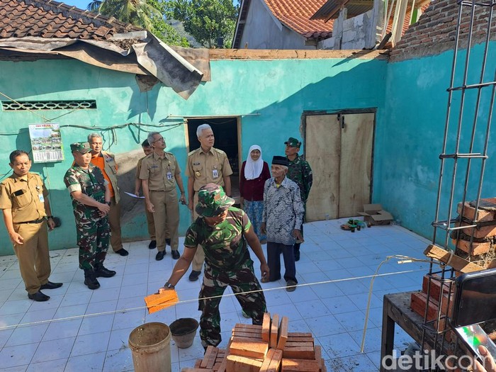 Gubernur Jawa Tengah Ganjar Pranowo meninjau lokasi terdampak gempa Bantul di Desa Dlepih, Kecamatan Tirtomoyo, Kabupaten Wonogiri, Senin (3/7/2023) sore.