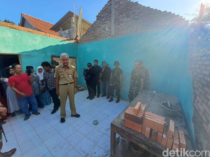 Gubernur Jawa Tengah Ganjar Pranowo meninjau lokasi terdampak gempa Bantul di Desa Dlepih, Kecamatan Tirtomoyo, Kabupaten Wonogiri, Senin (3/7/2023) sore.