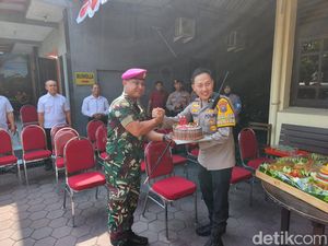 Marinir dan AD Beri Kejutan Ke Polsek Karangpilang di Hari Bhayangkara