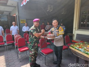 Marinir dan AD Beri Kejutan Ke Polsek Karangpilang di Hari Bhayangkara