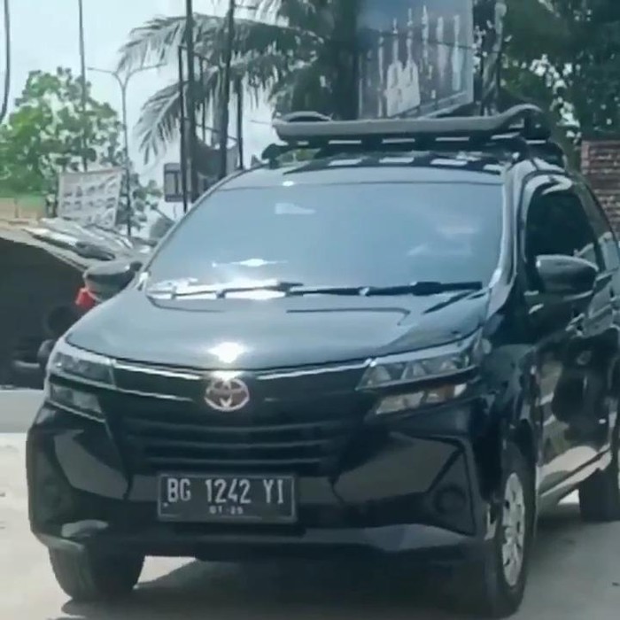 Heboh dua mobil di OKUT punya pelat nomor sama