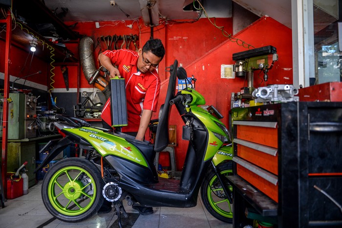 Mekanik melakukan pengujian intensitas cahaya lampu motor bbm yang dikonversi ke motor listrik di bengkel Bacip Moto Shop di Bandung, Jawa Barat, Senin (3/7/2023). Bengkel Bacip Moto Shop binaan Bintang Racing Team tersebut merupakan bengkel resmi pemasangan, perawatan, pemeriksaan peralatan instalasi sistem penggerak motor listrik pada kendaraan bermotor dan mendapatkan lisensi Kementerian Perhubungan. Konversi motor tersebut dipatok dengan harga Rp9, 5 juta dengan jarak tempuh rata-rata 40 kilometer. 
ANTARA FOTO/Raisan Al Farisi/nz