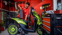 Mekanik melepas baterai motor BBM yang dikonversi ke motor listrik di bengkel Bacip Moto Shop di Bandung, Jawa Barat, Senin (3/7/2023).  