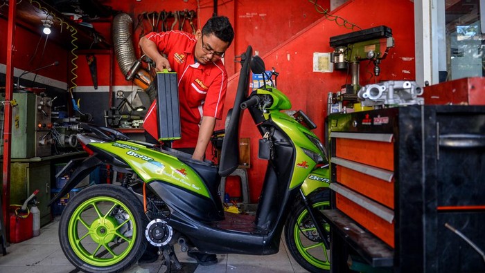 Mekanik melakukan pengujian intensitas cahaya lampu motor bbm yang dikonversi ke motor listrik di bengkel Bacip Moto Shop di Bandung, Jawa Barat, Senin (3/7/2023). Bengkel Bacip Moto Shop binaan Bintang Racing Team tersebut merupakan bengkel resmi pemasangan, perawatan, pemeriksaan peralatan instalasi sistem penggerak motor listrik pada kendaraan bermotor dan mendapatkan lisensi Kementerian Perhubungan. Konversi motor tersebut dipatok dengan harga Rp9, 5 juta dengan jarak tempuh rata-rata 40 kilometer. 
ANTARA FOTO/Raisan Al Farisi/nz