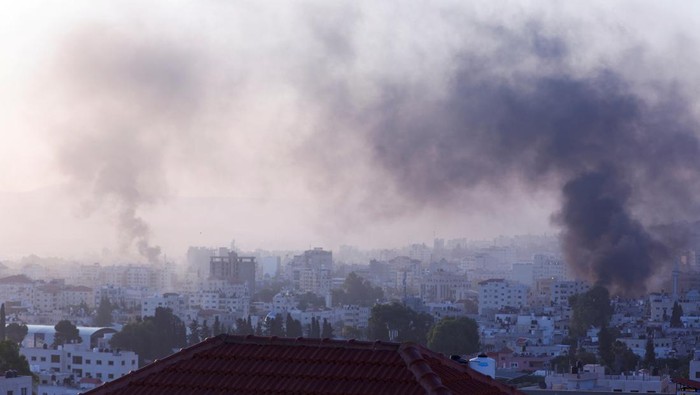 Smoke rises during an Israeli military operation in Jenin, in the Israeli-occupied West Bank July 3, 2023. REUTERS/Mohamad Torokman REFILE - CORRECTING LOCATION
