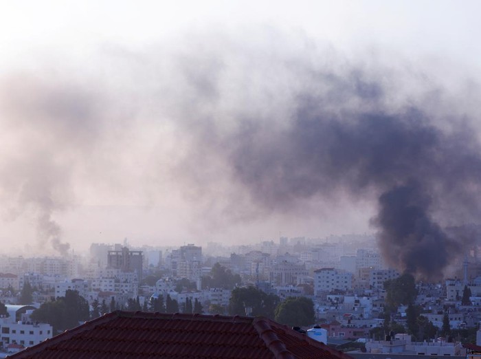 Smoke rises during an Israeli military operation in Jenin, in the Israeli-occupied West Bank July 3, 2023. REUTERS/Mohamad Torokman REFILE - CORRECTING LOCATION