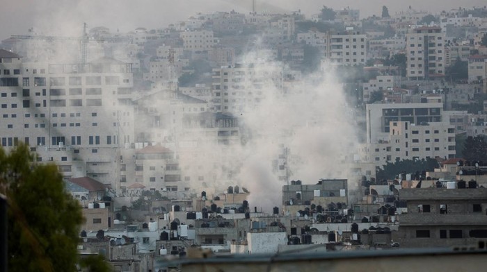 Smoke rises during an Israeli military operation in Jenin, in the Israeli-occupied West Bank July 3, 2023. REUTERS/Mohamad Torokman REFILE - CORRECTING LOCATION