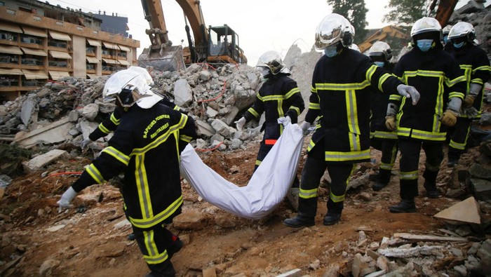 IVORYCOAST-COLLAPSE/ An aerial view of the rubble of a collapsed building under construction in Abidjan, Ivory Coast July 1, 2023. REUTERS/Luc Gnago