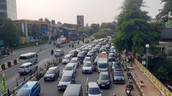 Jalan Basuki Rahmat Arah Tebet Macet, Bunyi Klakson Bersahutan