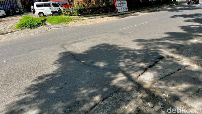 Jalan berlubang di Burangrang Bandung