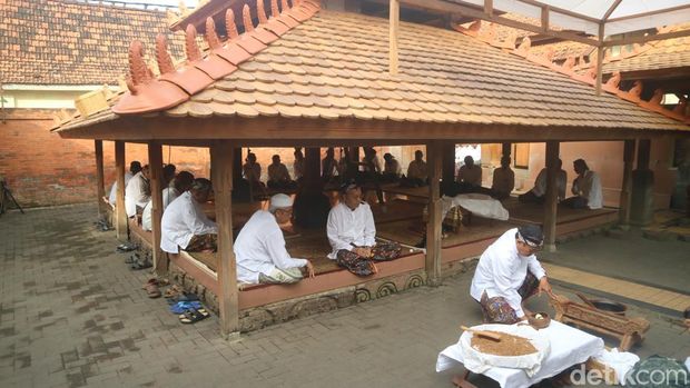 Jamasan pusaka milik Sunan Kudus yaitu Keris Kyai Cinthaka di Tajuq Menara Kudus, Senin (3/7/2023).
