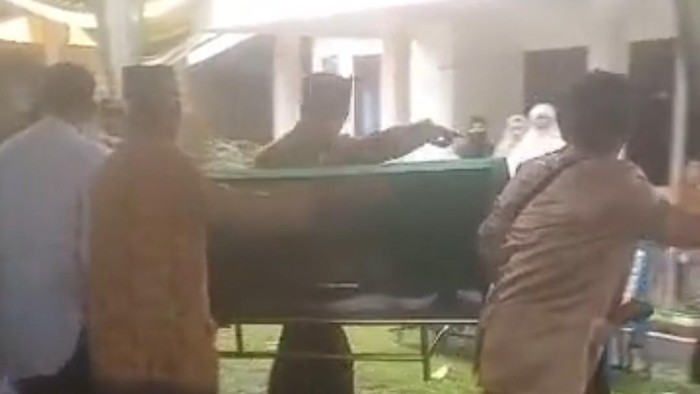 Jenazah mempelai wanita saat tiba di rumah duka (Istimewa)