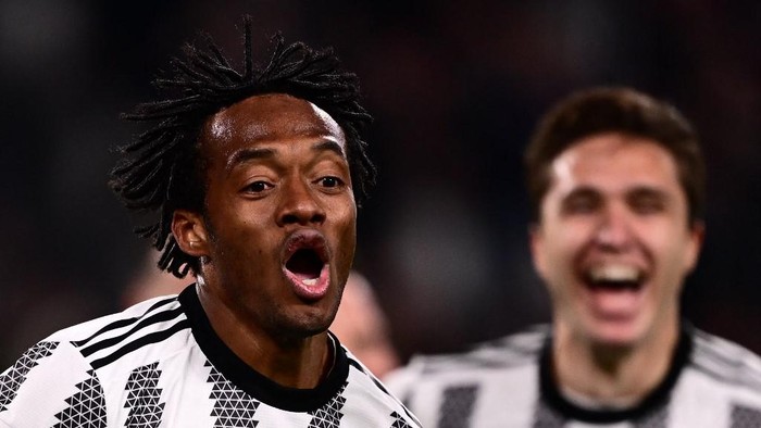 Juventus midfielder Juan Cuadrado from Colombia celebrates after scoring a goal during the Italian Cup semi-final first leg football match between Juventus and Inter Milan on April 4 2023 at the Allianz Stadium in Turin. (Photo by Marco BERTORELLO / AFP)
