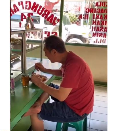 Jusuf Hamka kulineran di pinggir jalan