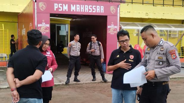 Kasubdit Wisata Ditpamobvit Polda Sulsel AKP Rahmawati Genda melakukan risk assessment di Stadion BJ Habibie jelang laga PSM Vs Dewa United.