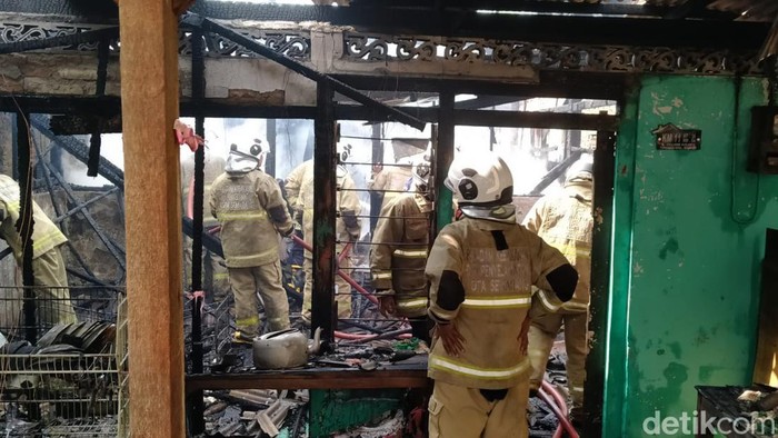 Kebakaran warung makan di Penggaron Kidul, Semarang, Senin (3/7/2023).