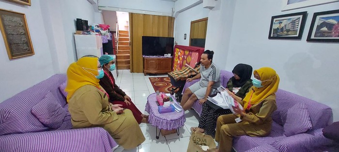 Keluarga warga pelapor pencemaran lingkungan oleh kotoran sapi, Hasan Alhabsy, didatangi petugas Puskesmas Pancoran. Pemeriksaan terhadap istri Hasan yang hamil. 3 Juli 2023. (Dok Istimewa)