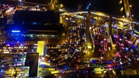 Foto udara antrean kendaraan roda empat di kantong parkir Pelabuhan Ketapang, Banyuwangi, Jawa Timur, Senin (3/7/2023).