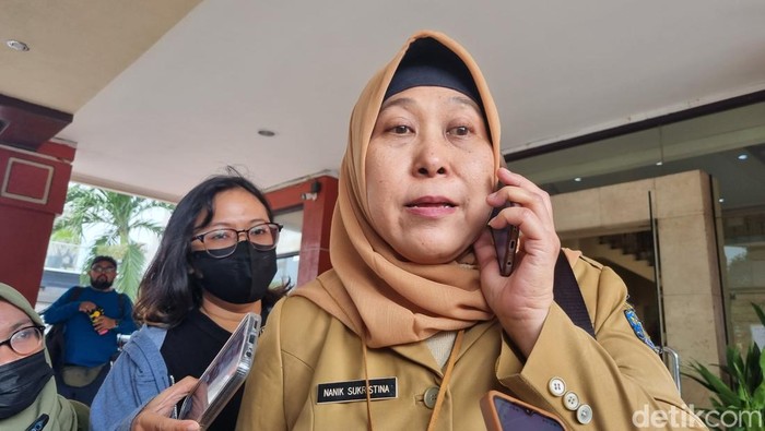 Kepala Dinas Kesehatan Surabaya Nanik Sukristina di depan Gedung DPRD Surabaya.
