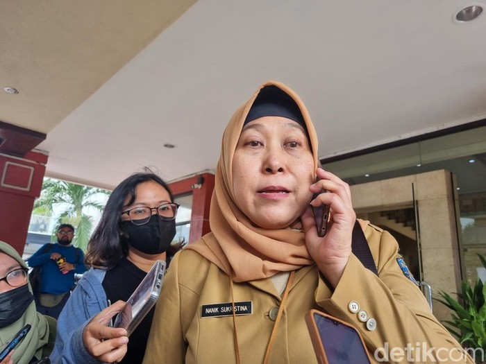 Kepala Dinas Kesehatan Surabaya Nanik Sukristina di depan Gedung DPRD Surabaya.