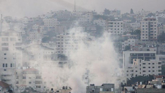 Smoke rises during an Israeli military operation, in the Israeli-occupied West Bank July 3, 2023. REUTERS/Mohamad Torokman