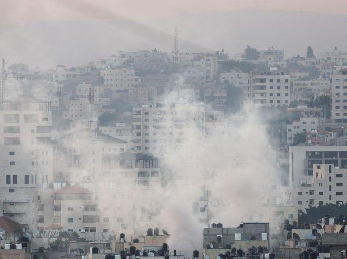 Smoke rises during an Israeli military operation, in the Israeli-occupied West Bank July 3, 2023. REUTERS/Mohamad Torokman