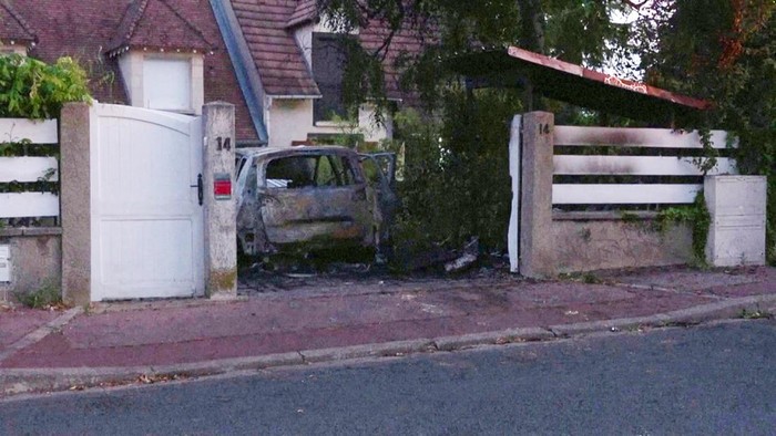 Kerusuhan Kian Memanas, Rumah Walikota di Prancis Dibakar Massa Kerusuhan di Prancis memanas imbas penembakan remaja berusia 17 tahun hingga tewas. Kali ini massa membakar rumah Wali Kota L'Hay-les-Roses, Vincent Jeanbrun.