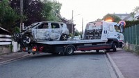 Mobil yang digunakan untuk menabrak rumah juga ikut terbakar. Saat ini mobil tersebut sudah dievakuasi dari rumah Wali Kota LHay-les Roses, Vincent Jeanbrun.   