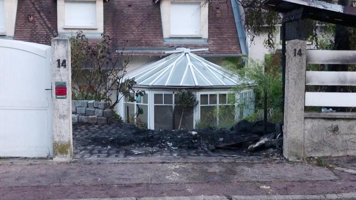 Kerusuhan Kian Memanas, Rumah Walikota di Prancis Dibakar Massa Kerusuhan di Prancis memanas imbas penembakan remaja berusia 17 tahun hingga tewas. Kali ini massa membakar rumah Wali Kota L'Hay-les-Roses, Vincent Jeanbrun.