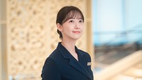 Im YoonA berperan sebagai Cheon Sa-rang, seorang pekerja magang di King Hotel. Dok. Netflix