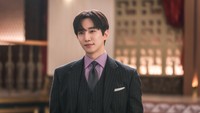 Lee Jun-ho didapuk sebagai Gu Won, putra pengusaha kaya raya yang dianggap tak bisa apa-apa oleh ayah dan kakaknya. Ia juga merupakan pewaris dari King Hotel. Dok. Netflix