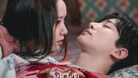 Gu Won yang enggan berusaha karena tak mau bersaing dengan kakaknya dan Cheon yang selalu diremehkan namun tetap tersenyum itu pun mulai dekat. Dok. Netflix