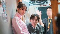Bahkan sempat beredar kabar jika kedunya berpacaran dan cinta lokasi. Namun kabar ini dibantah oleh manajemen mereka. Dok. Netflix