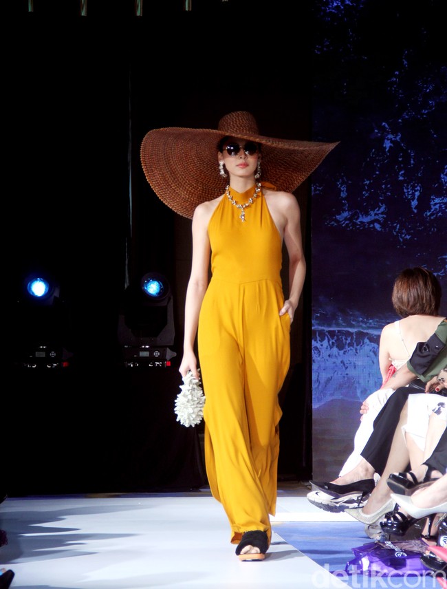 Fashion show koleksi terbaru Purana karya desainer Nonita Respati yang berlangsung di Raffles Hotel Jakarta, Senin [3/7/2023]. Nonita menghadirkan busana liburan dengan permainan bunga-bunga, tiga dimensi yang disebutnya sebagai wearable artwork. Foto: Mohammad Abduh/Detikcom.