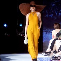 Fashion show koleksi terbaru Purana karya desainer Nonita Respati yang berlangsung di Raffles Hotel Jakarta, Senin [3/7/2023]. Nonita menghadirkan busana liburan dengan permainan bunga-bunga, tiga dimensi yang disebutnya sebagai wearable artwork. Foto: Mohammad Abduh/Detikcom.