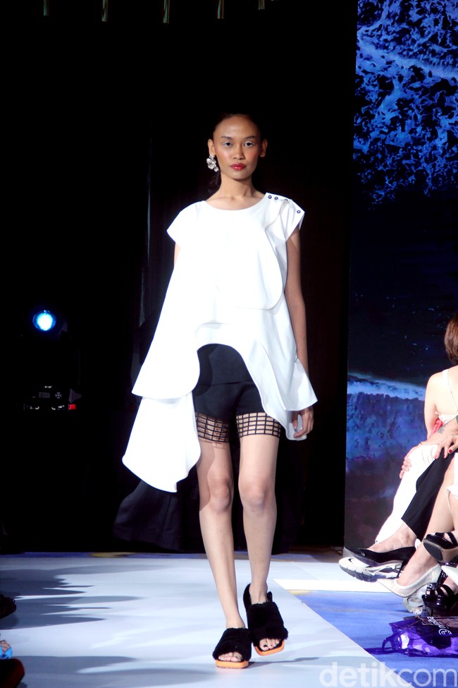 Fashion show koleksi terbaru Purana karya desainer Nonita Respati yang berlangsung di Raffles Hotel Jakarta, Senin [3/7/2023]. Nonita menghadirkan busana liburan dengan permainan bunga-bunga, tiga dimensi yang disebutnya sebagai wearable artwork. Foto: Mohammad Abduh/Detikcom.