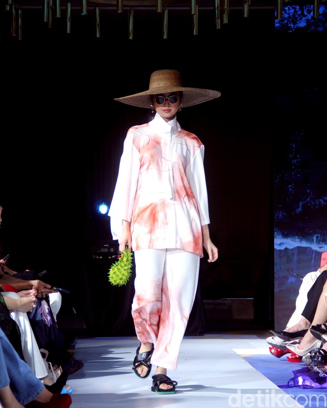 Fashion show koleksi terbaru Purana karya desainer Nonita Respati yang berlangsung di Raffles Hotel Jakarta, Senin [3/7/2023]. Nonita menghadirkan busana liburan dengan permainan bunga-bunga, tiga dimensi yang disebutnya sebagai wearable artwork. Foto: Mohammad Abduh/Detikcom.