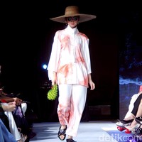 Fashion show koleksi terbaru Purana karya desainer Nonita Respati yang berlangsung di Raffles Hotel Jakarta, Senin [3/7/2023]. Nonita menghadirkan busana liburan dengan permainan bunga-bunga, tiga dimensi yang disebutnya sebagai wearable artwork. Foto: Mohammad Abduh/Detikcom.